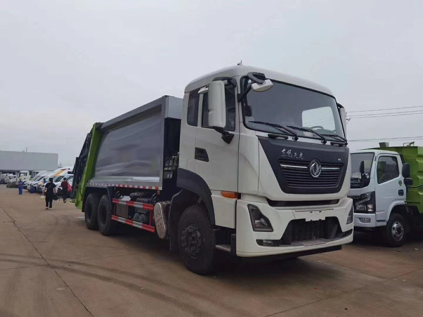 東風(fēng)天龍壓縮式垃圾車